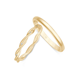 Trauringe mit gedrehtem Ring und zehn Brillanten in Gelbgold