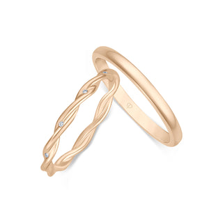 Trauringe mit gedrehtem Ring und zehn Brillanten in Roségold