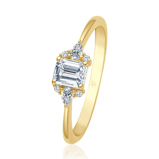Verlobungsring Faithful mit Diamant im Emerald Cut, Tropfen-Diamanten und Brillanten in Gelbgold