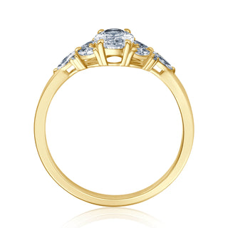 Verlobungsring Blütenform mit ovalem Diamanten in Gelbgold