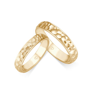 Trauringe in Hammerschlag-Optik, gesandelt und mattiert in Gelbgold