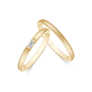 Trauringe mattiert mit Baguette-Diamant in Gelbgold